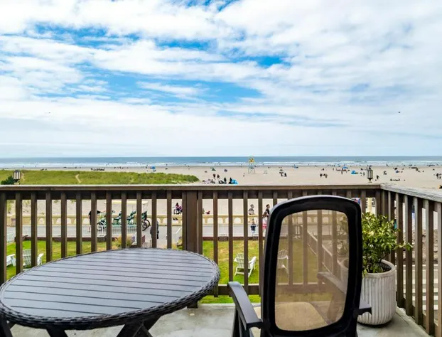 Inn at the Prom Oceanfront Seaside hotel detail image 4