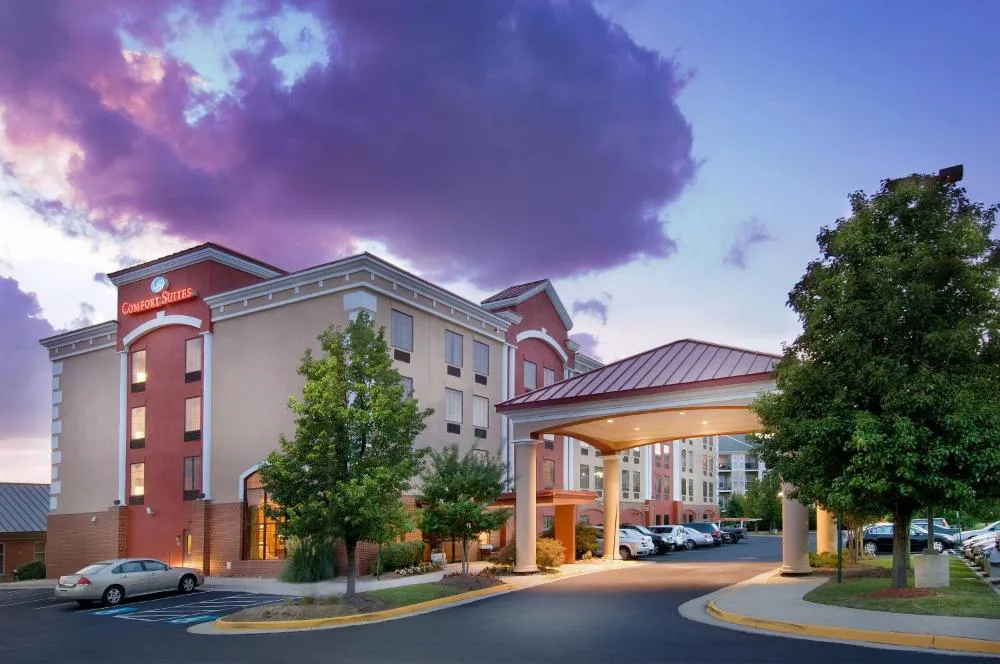 Comfort Suites Dulles Airport hotel hero