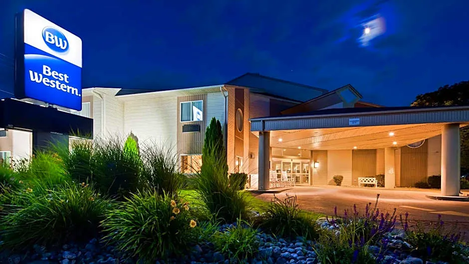 Best Western Lakewinds hotel hero