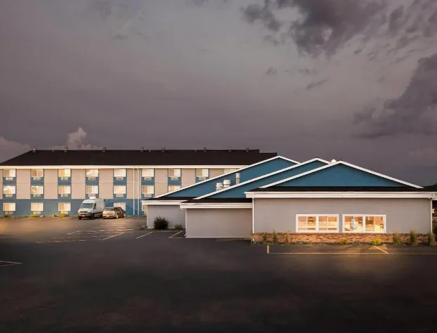 Super 8 by Wyndham Osseo WI hotel detail image 1