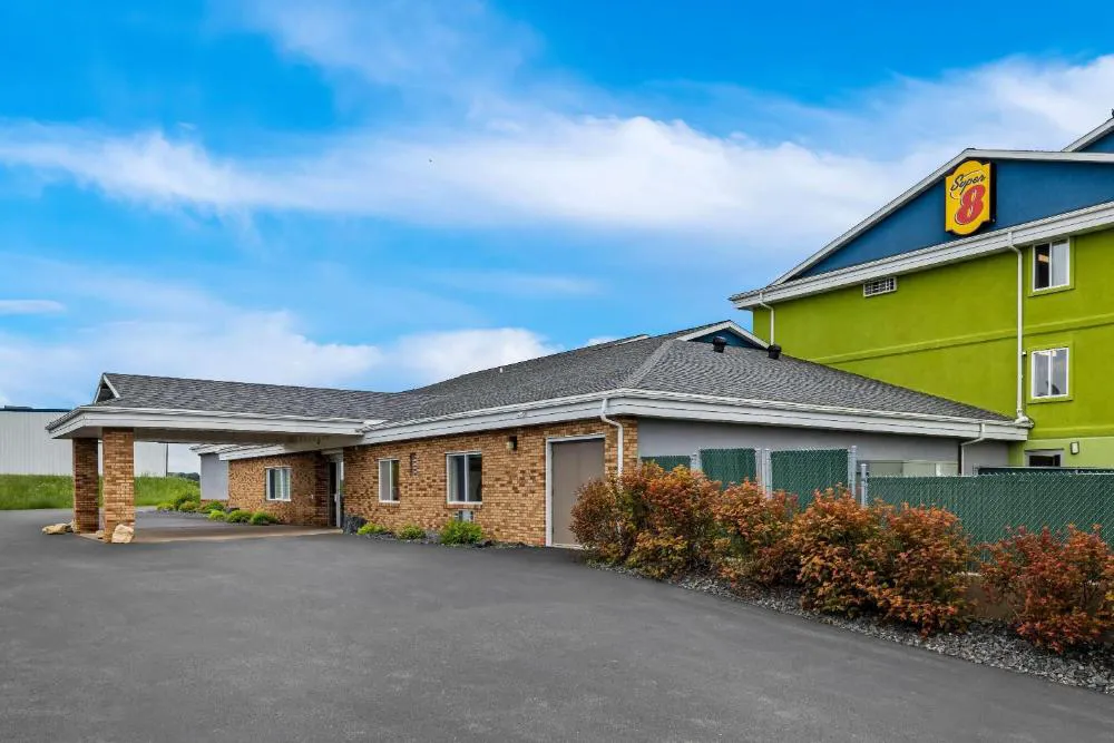 Super 8 by Wyndham Osseo WI hotel hero