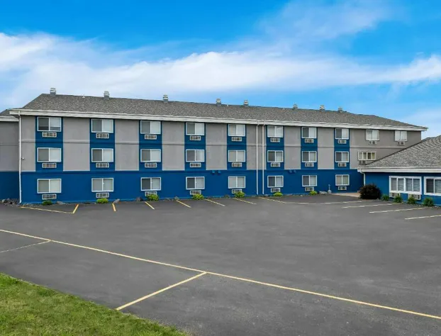 Super 8 by Wyndham Osseo WI hotel detail image 1