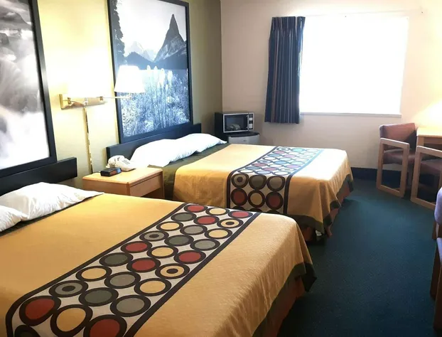 Super 8 by Wyndham Hamilton hotel detail image 4