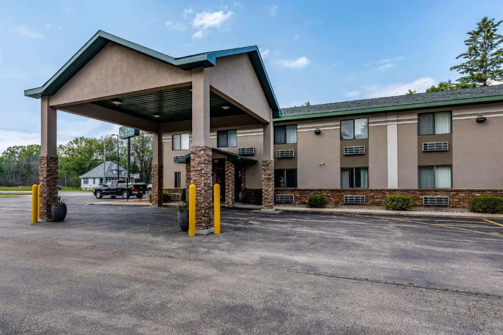 Quality Inn & Suites Marinette hotel hero