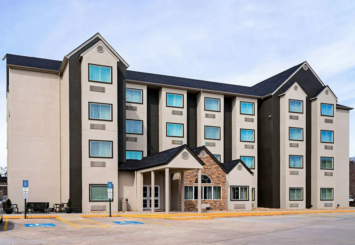 Quality Inn & Suites Robbinsville hotel hero