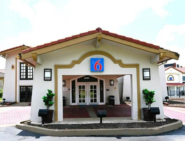Motel 6 Hazelwood, MO hotel detail image 1