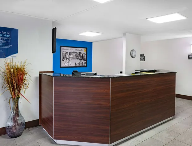 Super 8 by Wyndham Pensacola hotel detail image 3