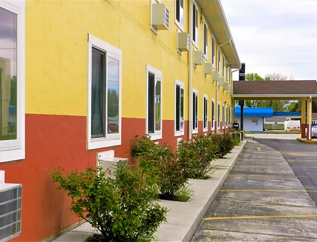 Super 8 by Wyndham Fremont NE hotel detail image 1