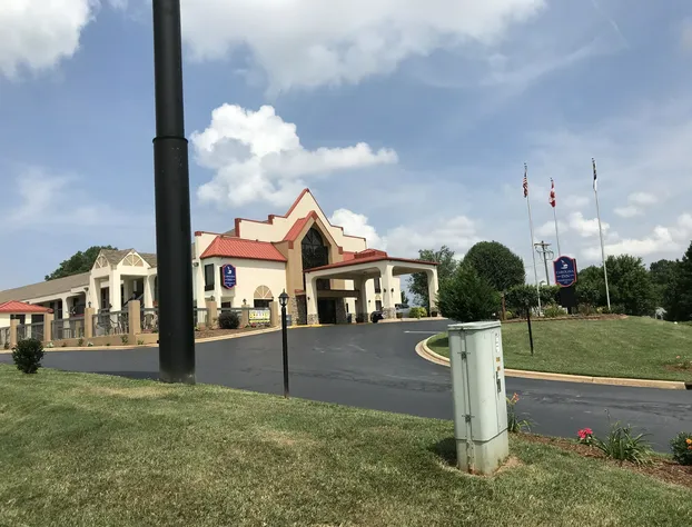 Carolina Inn & Suites of Lake Norman hotel detail image 3