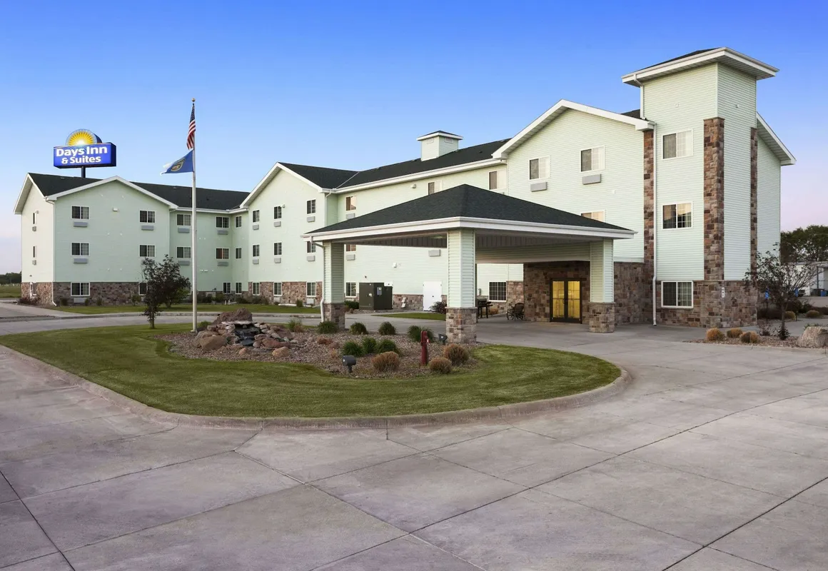 Days Inn & Suites by Wyndham Columbus NE hotel hero