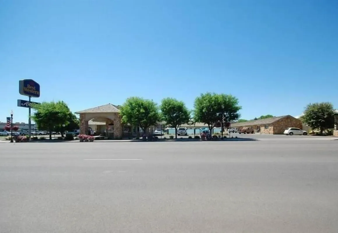 Econo Lodge Inn & Suites Vernal near Dinosaur Monument hotel hero