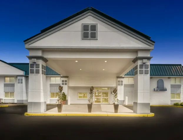 Baymont by Wyndham Westampton hotel detail image 1