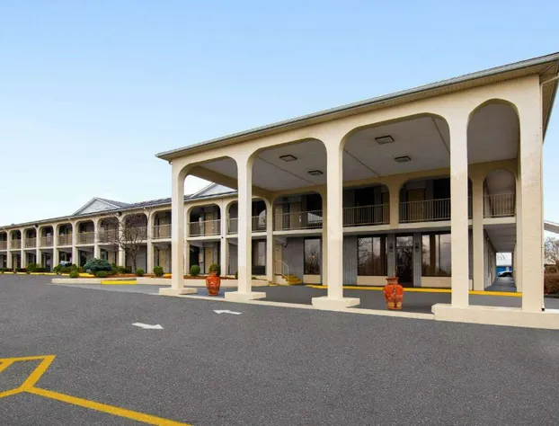 Days Inn by Wyndham Columbia Kentucky hotel detail image 2