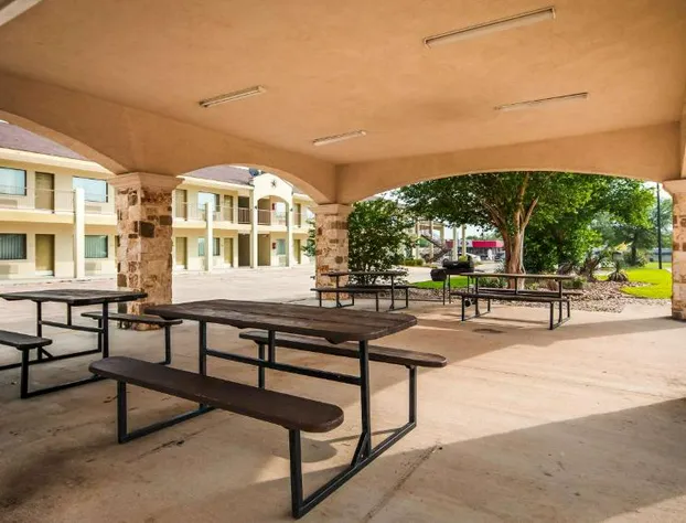 SureStay Hotel by Best Western Floresville hotel detail image 1