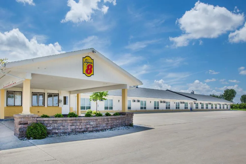 Super 8 by Wyndham Williams hotel hero