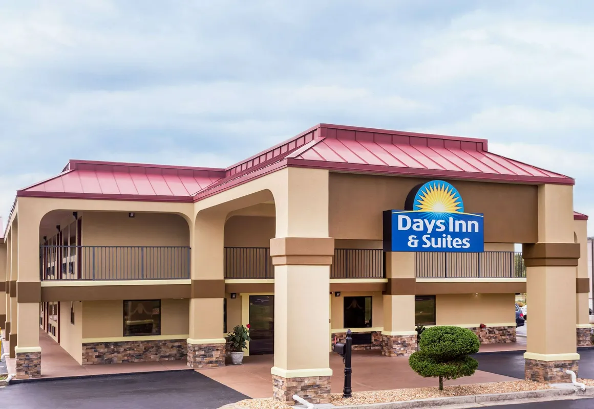 Days Inn & Suites by Wyndham Warner Robins Near Robins AFB hotel hero