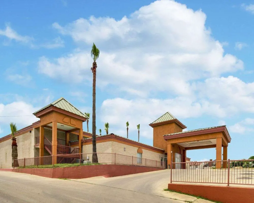 Econo Lodge Inn & Suites Eagle Pass hotel hero