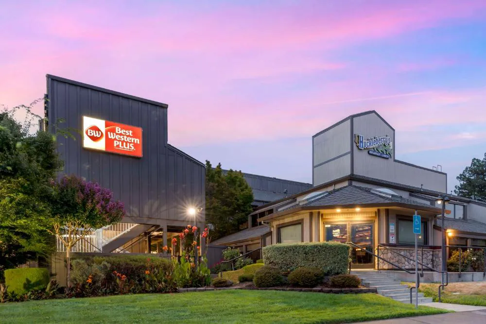 Best Western Plus Inn At The Vines hotel hero