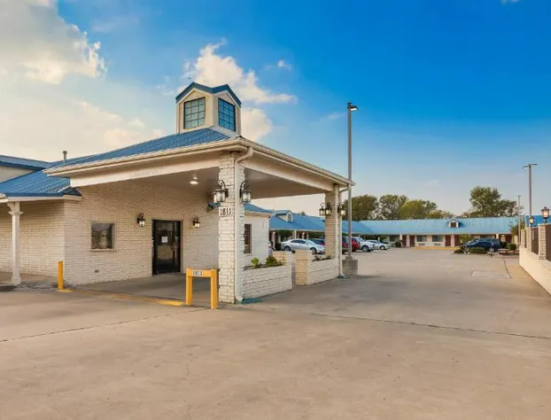 Best Western Regency Inn & Suites hotel detail image 1