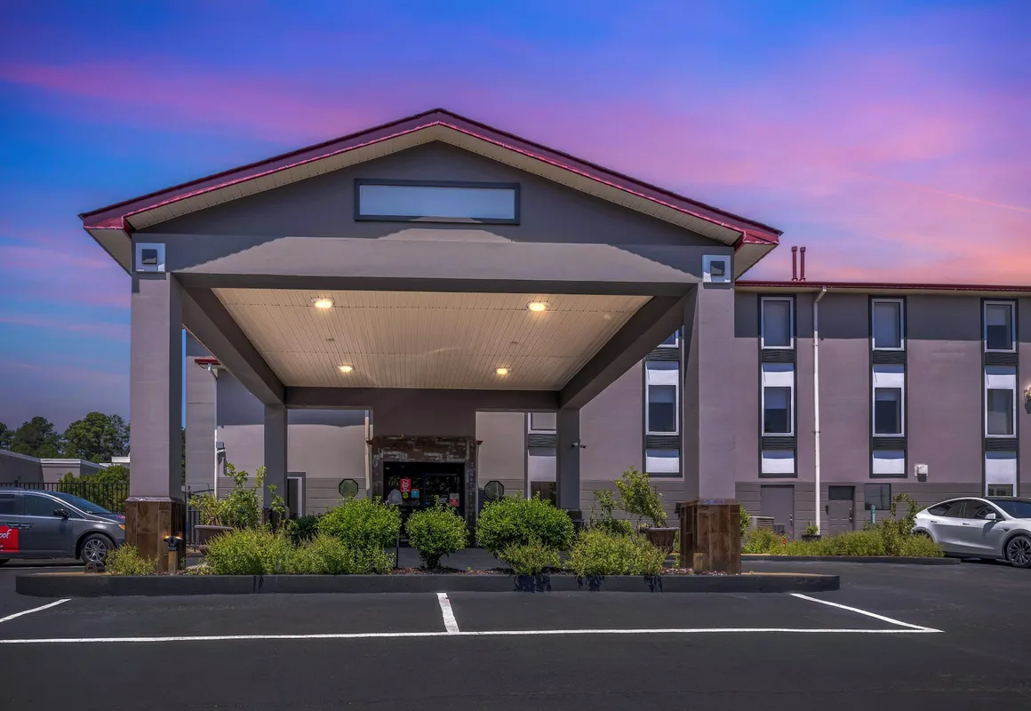 Red Roof Inn & Suites Clinton, MS hotel hero