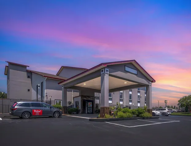 Red Roof Inn & Suites Clinton, MS hotel detail image 2