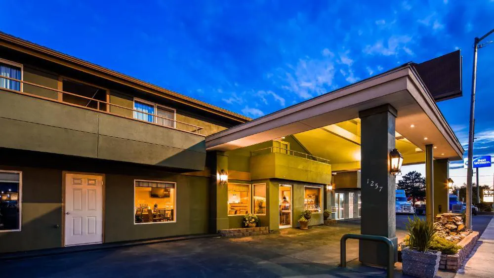 RiverTree Inn & Suites hotel hero