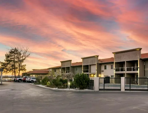 Best Western Plus Lake Front Hotel hotel detail image 1