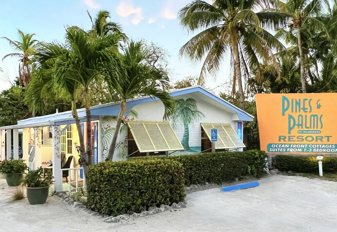 Pines & Palms Resort hotel hero