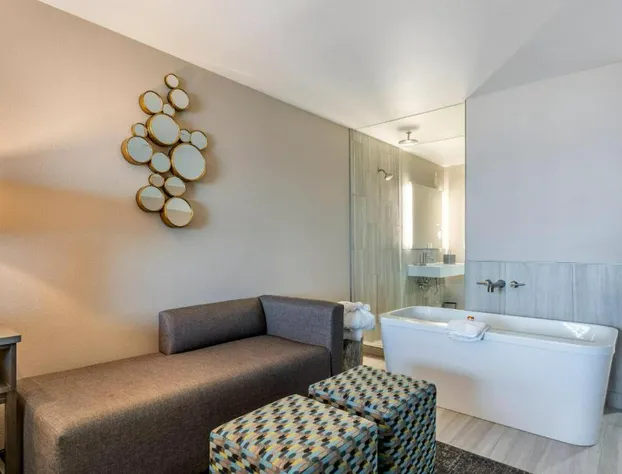 Lincoln Sands Oceanfront Resort, an Ascend Collection Hotel hotel detail image 2