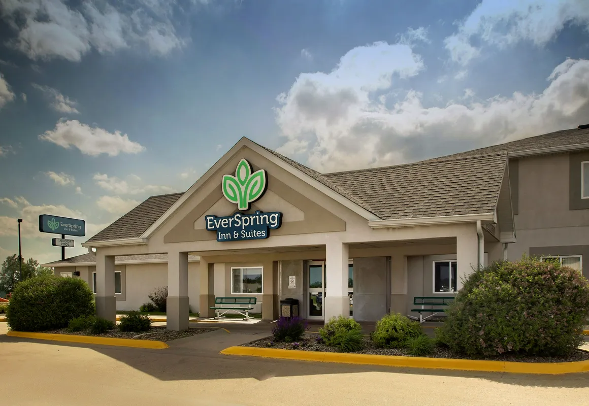 EverSpring Inn & Suites hotel hero