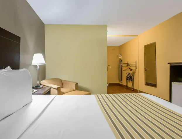 Econo Lodge Inn & Suites Triadelphia - Wheeling hotel detail image 4