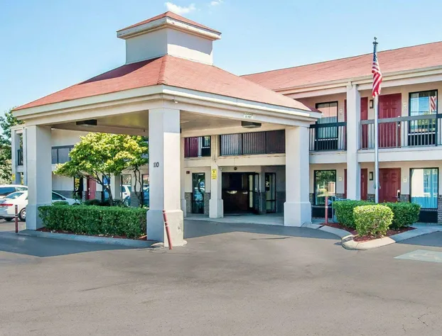 Econo Lodge Inn & Suites Murfreesboro Shopping District hotel detail image 1