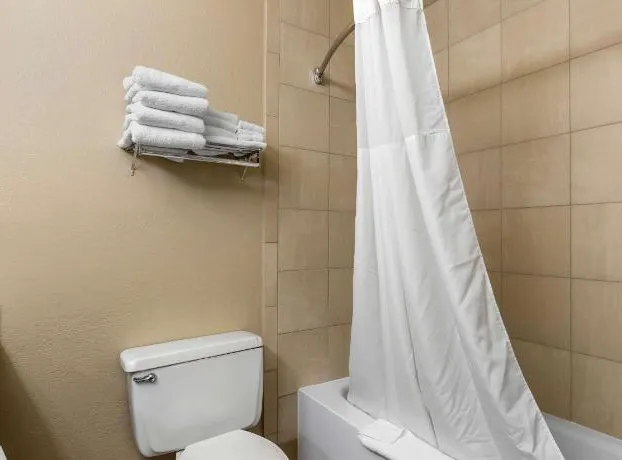 Quality Inn & Suites Des Moines - Merle Hay Road hotel detail image 4