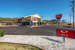 Econo Lodge Selmer hotel hero