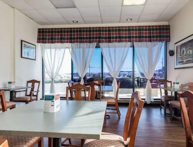 Econo Lodge Inn & Suites Conference Center hotel detail image 4