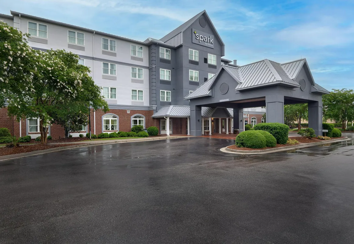 Spark by Hilton Summerville hotel hero