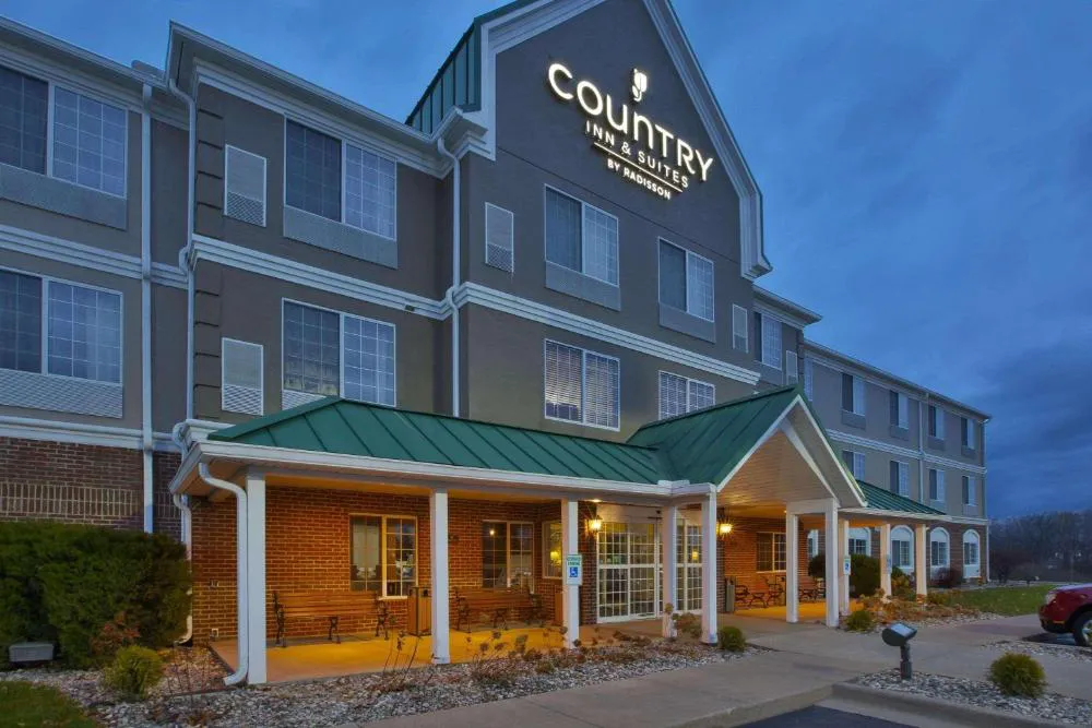 Country Inn & Suites by Radisson, Big Rapids, MI hotel hero