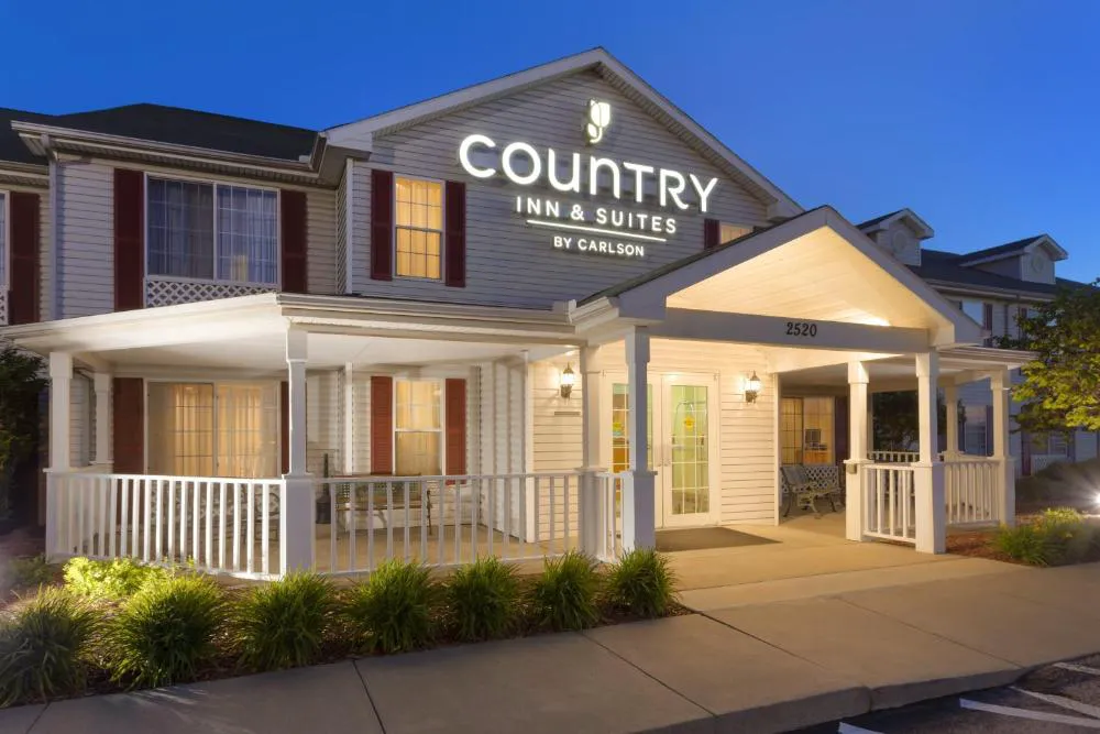Country Inn & Suites by Radisson, Nevada, MO hotel hero