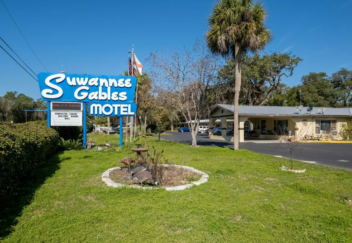 Suwannee Gables Motel and Marina hotel hero