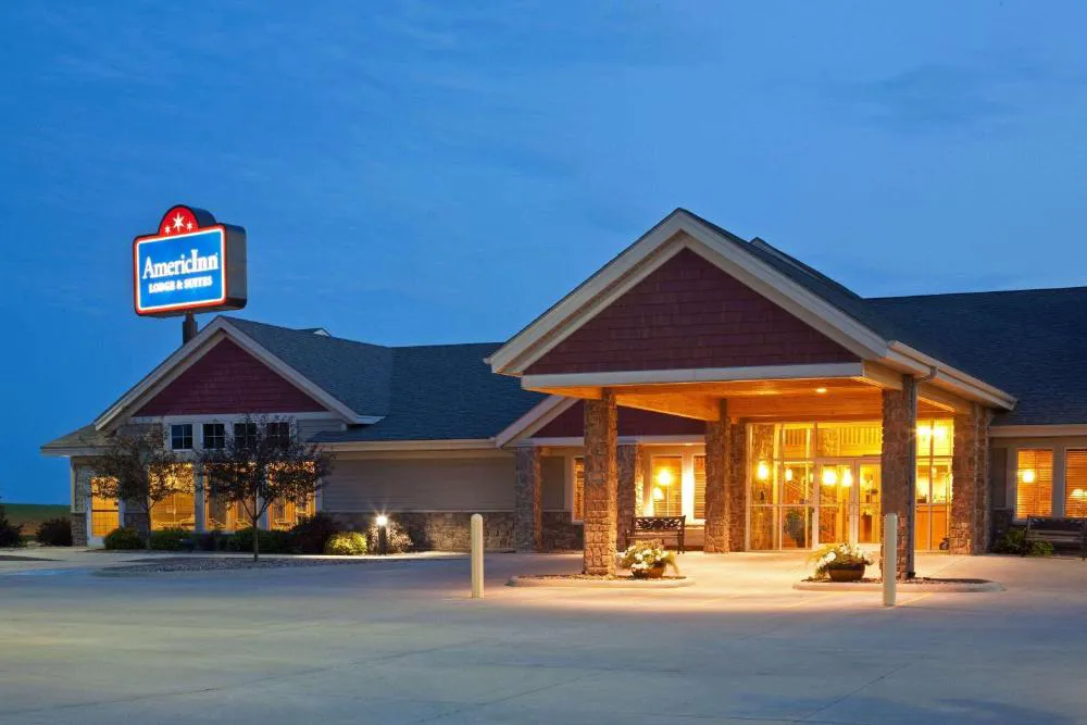 AmericInn by Wyndham Anamosa hotel hero