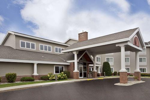AmericInn by Wyndham Beaver Dam hotel hero