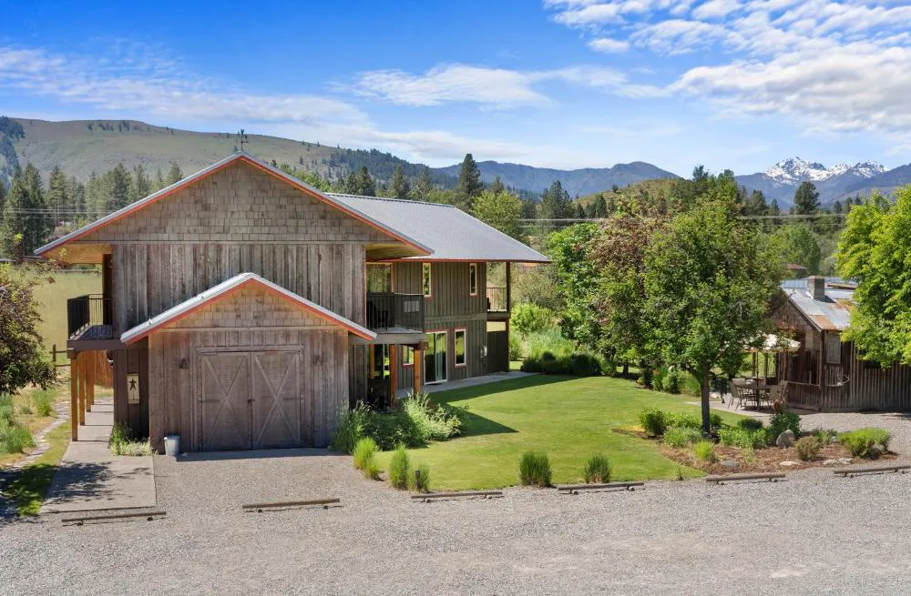 Mt Gardner Inn hotel hero