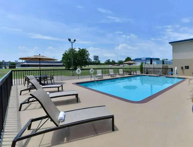 Baymont by Wyndham Ardmore I-35 hotel detail image 2