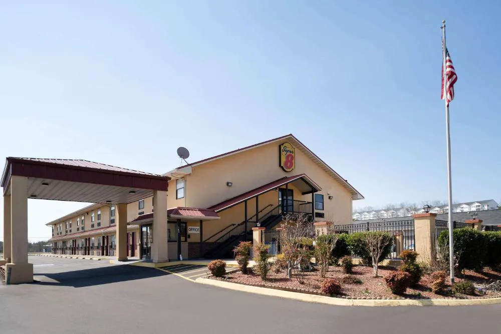 Super 8 by Wyndham Cleveland hotel hero