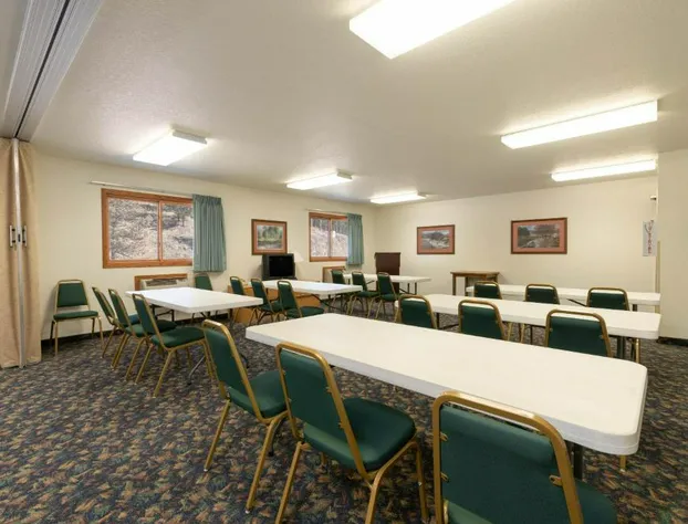 Super 8 by Wyndham Hill City/Mt Rushmore/ Area hotel detail image 2