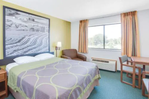 Super 8 by Wyndham Oelwein hotel detail image 1