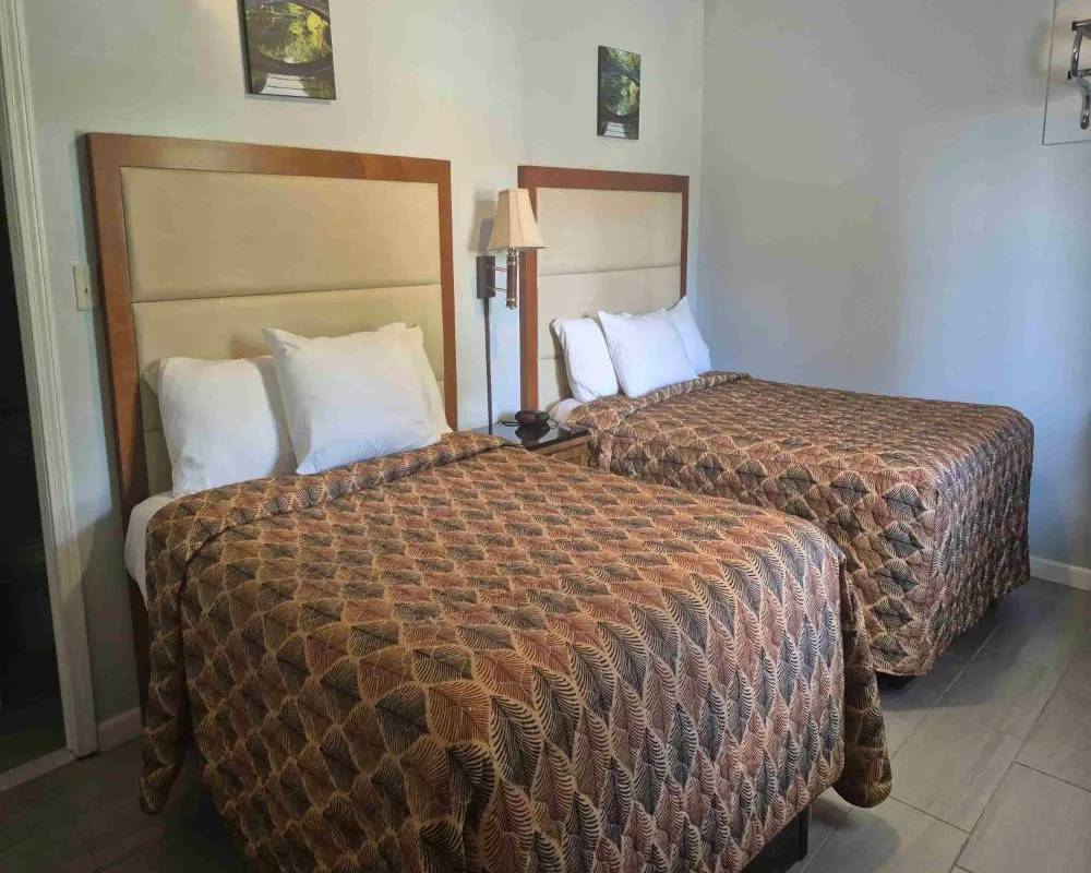 Maple Leaf Motel hotel hero