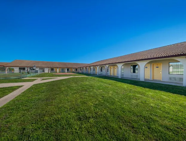 Americas Best Value Inn Bonham hotel detail image 4