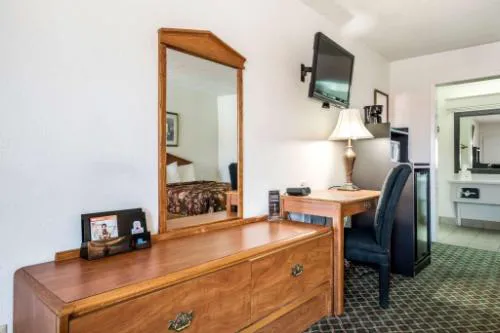 Americas Best Value Inn Paris hotel detail image 1