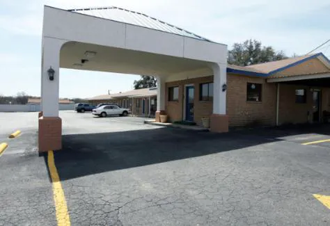 Americas Best Value Inn Comanche hotel detail image 1